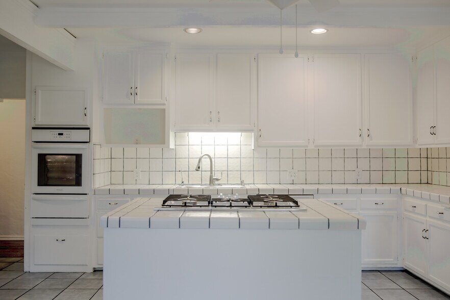 Building Photo - 14765 Valerio St