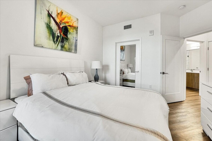 Building Photo - 593 Camino De La Reina