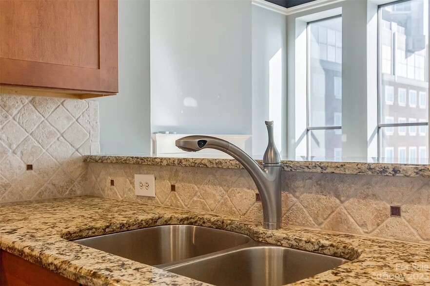 Building Photo - 127 N Tryon St