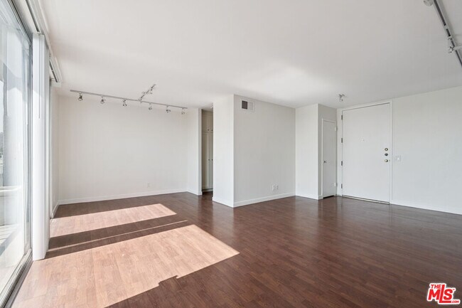 Building Photo - 100 S Doheny Dr