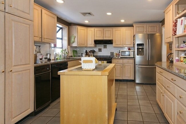 Building Photo - 39 Locust St