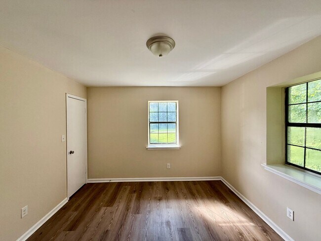 Building Photo - Two bedroom, 1.5 bath apartment home at Ha...