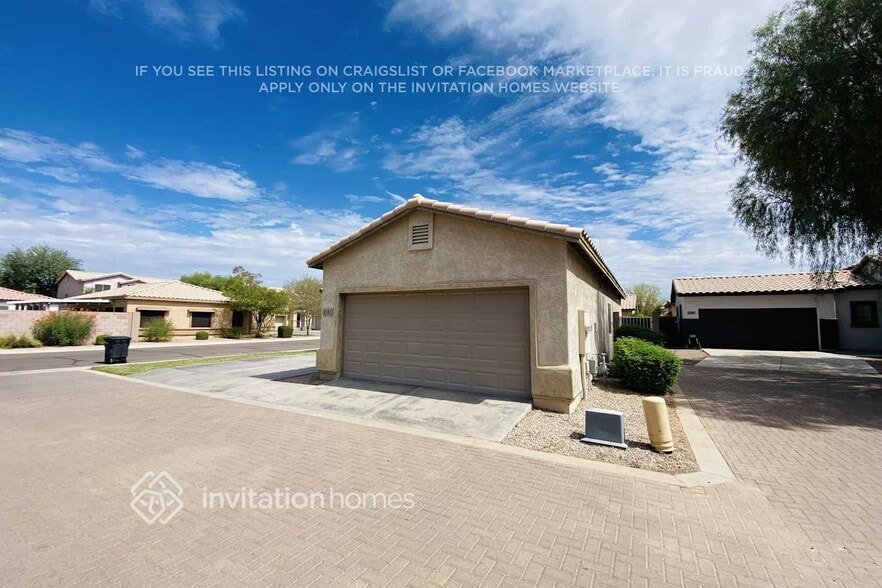 Building Photo - 2593 E Riviera Dr