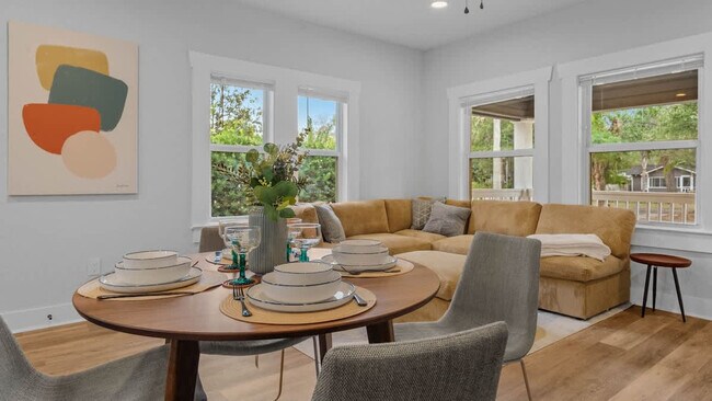 Building Photo - 1007 E Comanche Ave