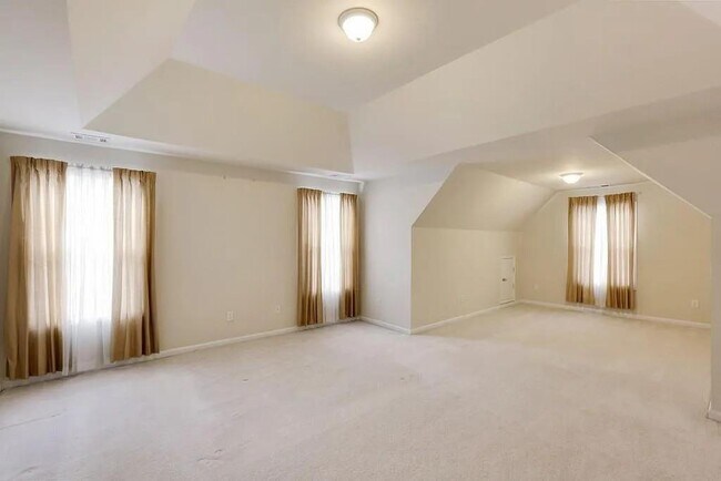 Building Photo - 1504 Longmont Dr