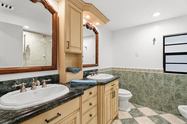 Building Photo - 114 S Lake Dr