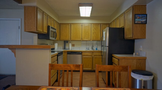 Building Photo - Comfy 2b/2ba with Outdoor Pool!