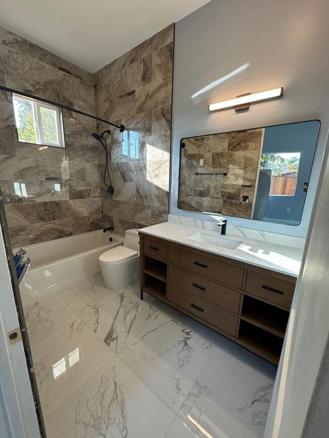 Building Photo - Private modern detached 3 Bedroom Home with solar and battery