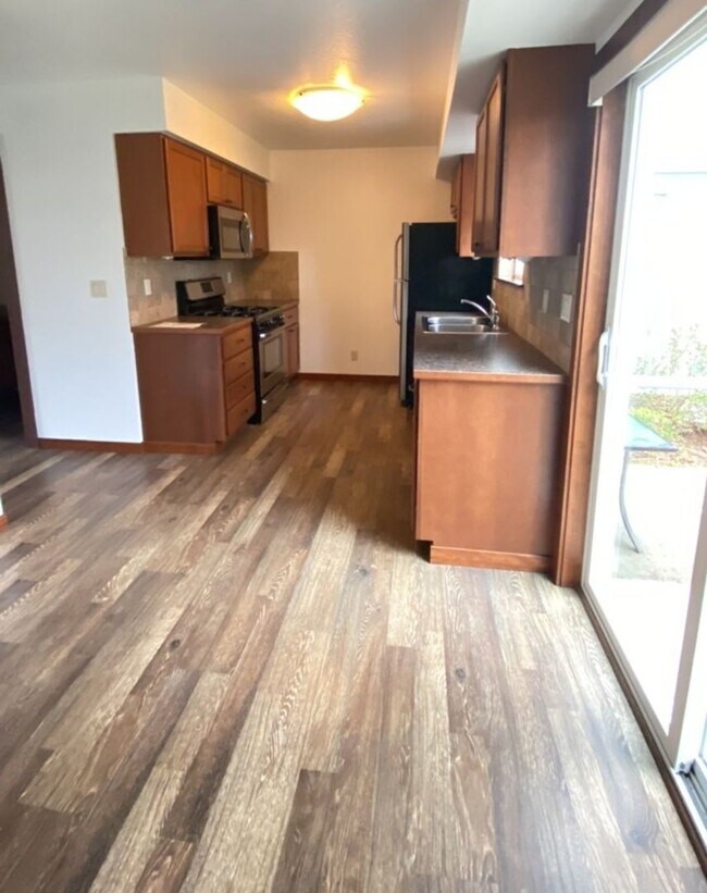 Building Photo - Spacious 3 bedroom 2.5 bath Post Falls Duplex