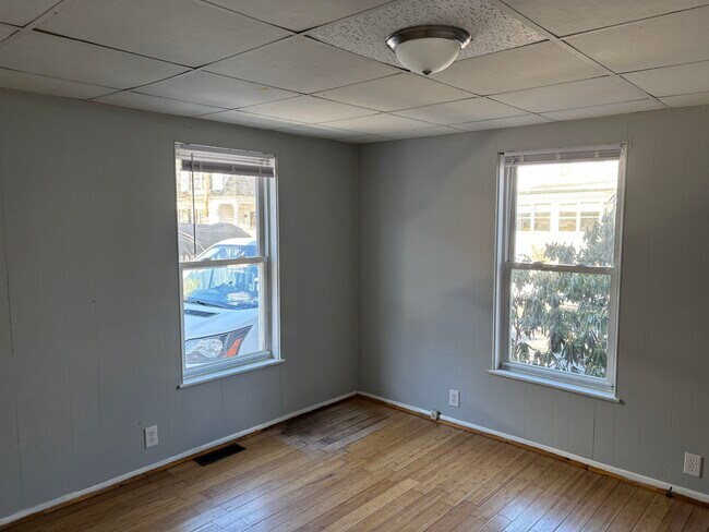 Building Photo - 42 Spruce St