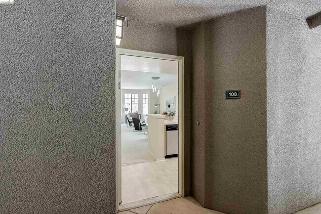Building Photo - 200 Caldecott Ln