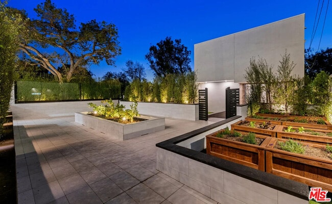 Building Photo - 505 S Barrington Ave