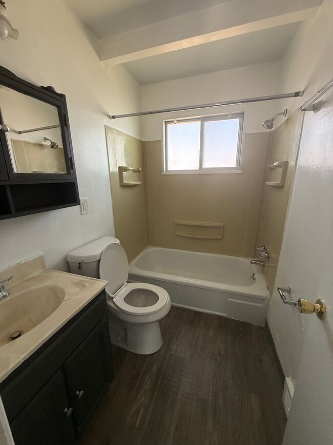 Building Photo - 2bd Townhome Maple Section 8