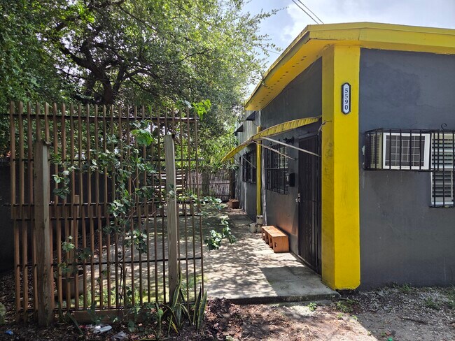 Building Photo - 5590 NW 6th Pl