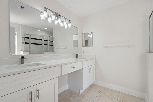 Building Photo - 2704 E Central Blvd