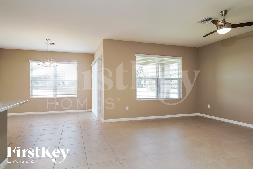 Building Photo - 1110 NW 24th Pl