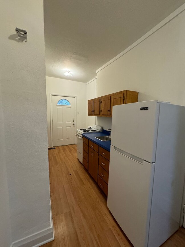 Building Photo - 1 bed/1 bath unit in triplex located in de...