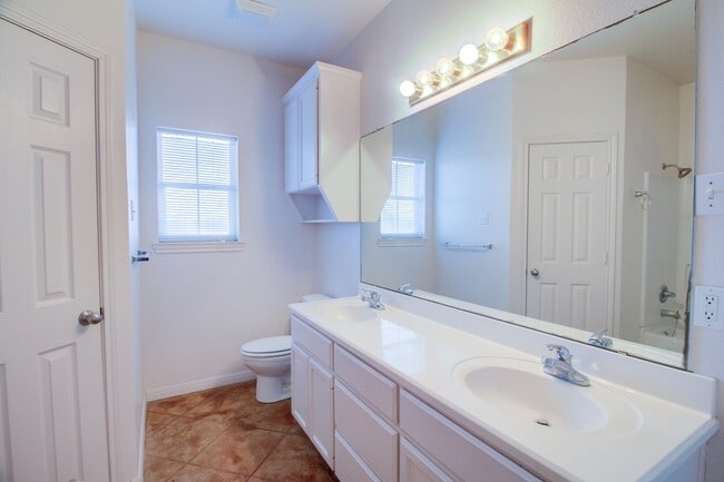 Building Photo - Surrey Ridge Duplex