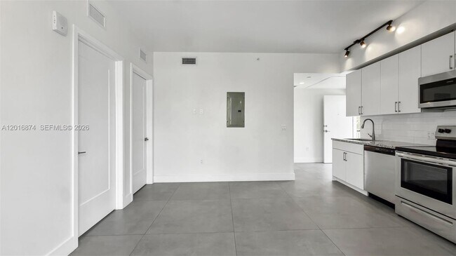 Building Photo - 1536 NW 15th Ave
