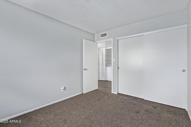 Building Photo - 5871 N 47th Dr