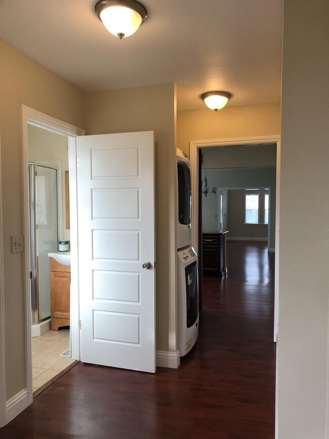 Building Photo - 873 Apgar St