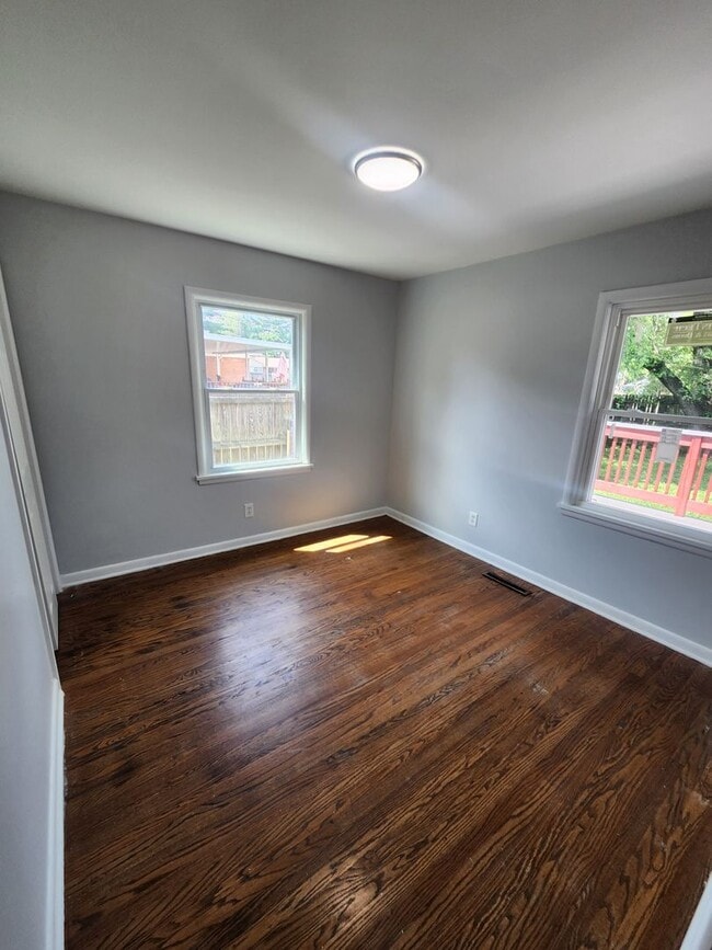 Building Photo - Beautiful 3 bedroom 1 bath with attached g...