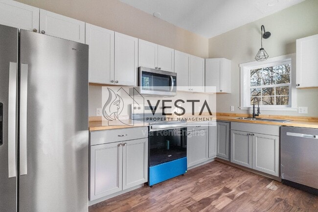 Building Photo - 555 Baldwin Ave