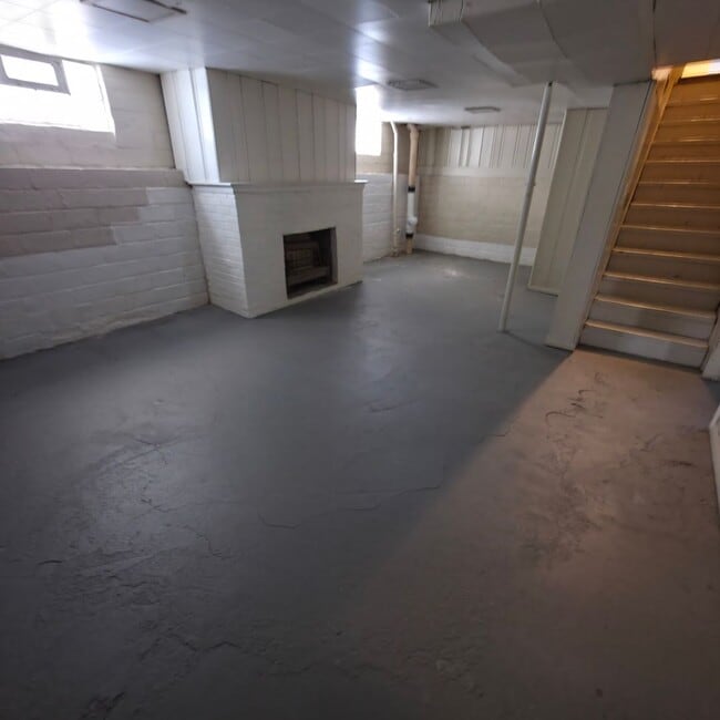 Building Photo - BEAUTIFUL 4 BEDROOM TUDOR STYLE HOME IN EUCLID