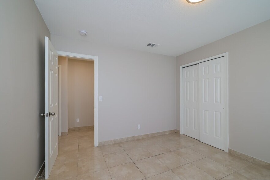 Building Photo - 3263 Fairfield Dr