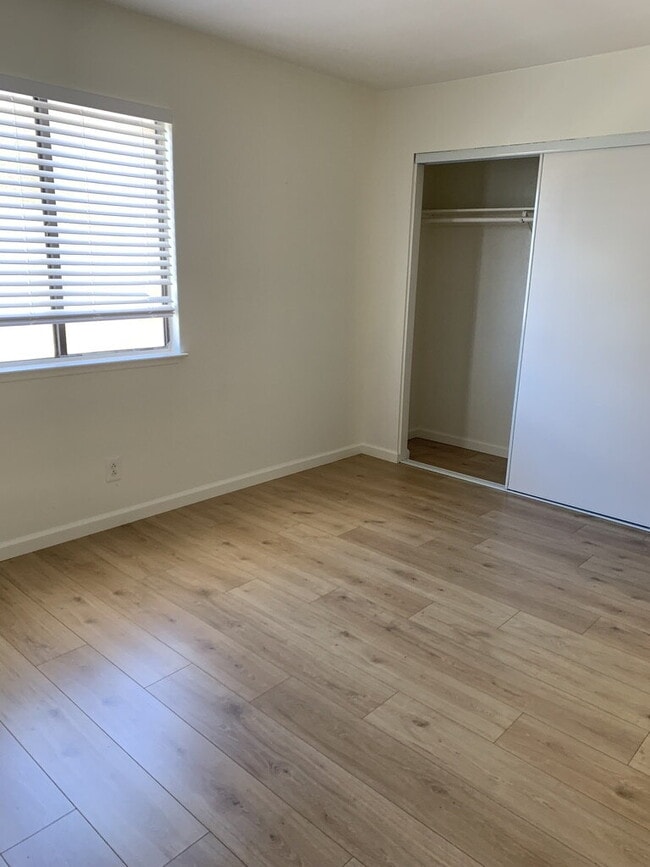 Building Photo - Updated Unit with Vinyl Floors & Stainless...