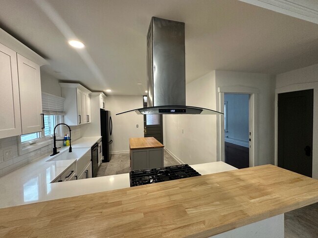 Building Photo - 5814 N Campbell Ave