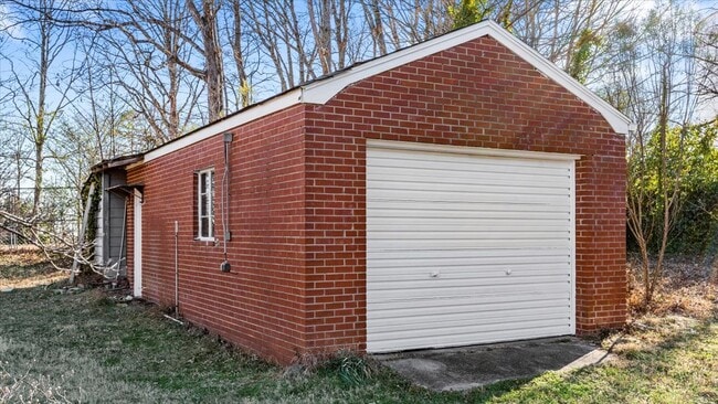 Building Photo - 807 Shamrock Rd