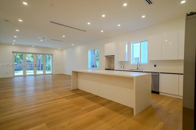 Building Photo - 112 NW 24th Ct