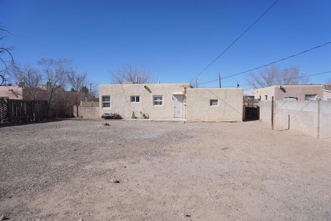 Building Photo - 2626 Sierra Dr NE