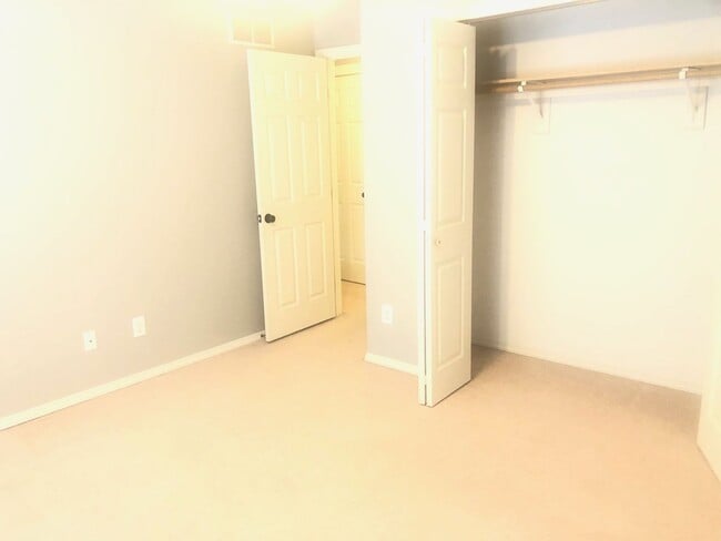 Building Photo - Gorgeous 2 BR Townhouse in Normal