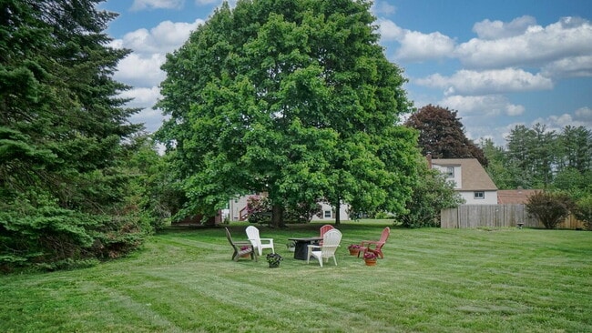 Building Photo - 3 bed, 2 bath house with solar panels! FRE...