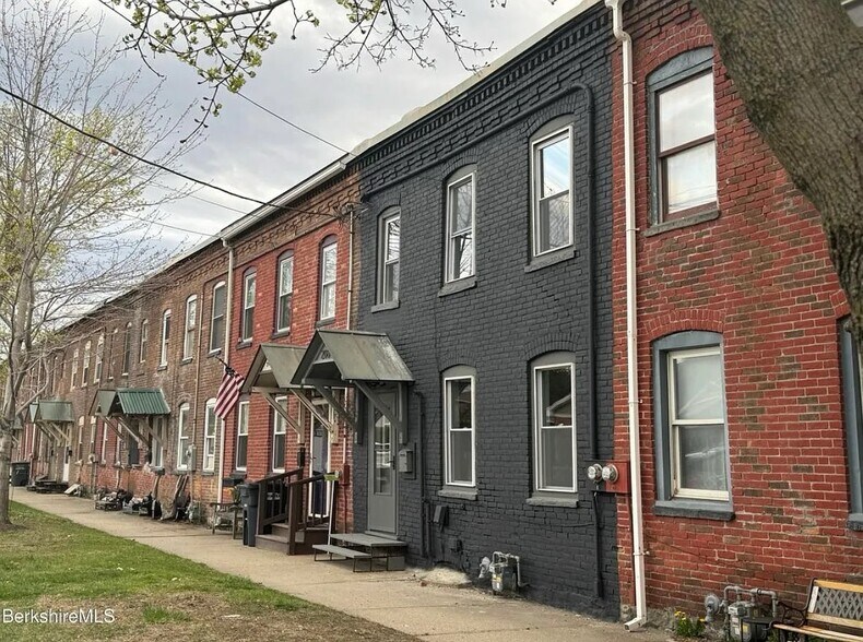 Primary Photo - 208 Columbia St