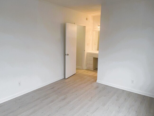 Building Photo - Updated 1 Bedroom 1 Bath Condo - Steps from Fort Lauderdale Beach!