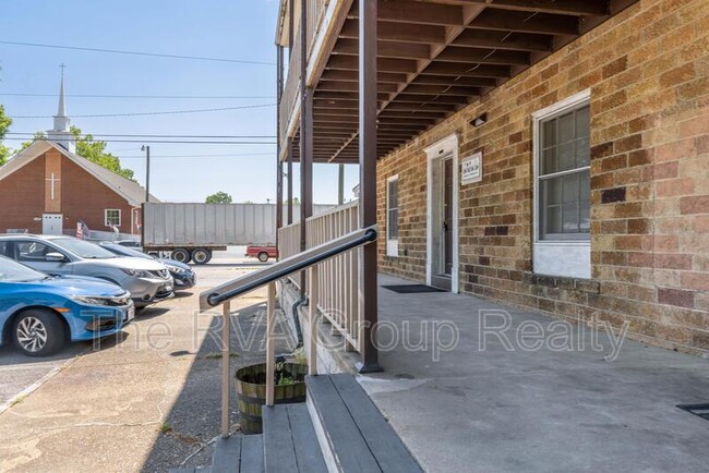 Building Photo - 3807 Woodlawn St