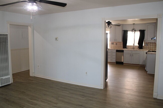 Building Photo - 135 Poinsettia Ave