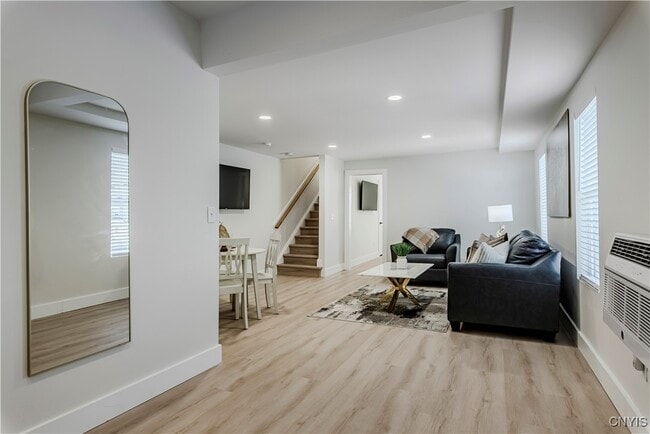 Building Photo - 1104 Main St