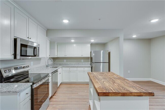 Building Photo - 710 Jesse Jewell Pkwy SE