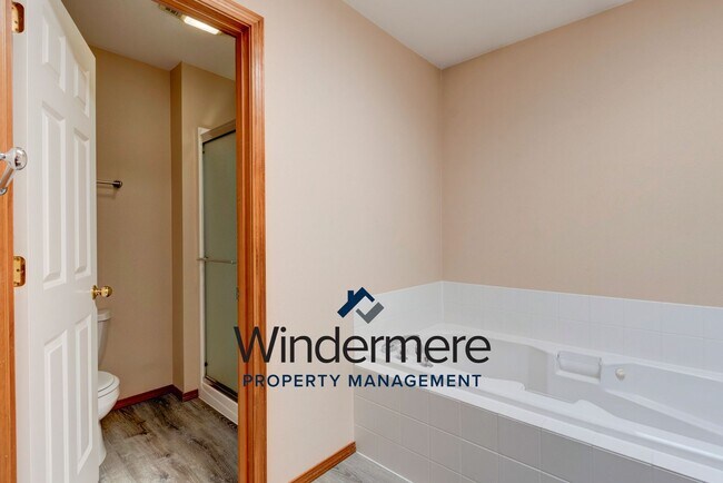 Building Photo - 4 Bedroom in Desirable Neighborhood