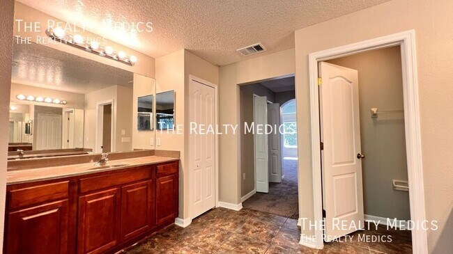 Building Photo - 12811 Moss Park Ridge Dr