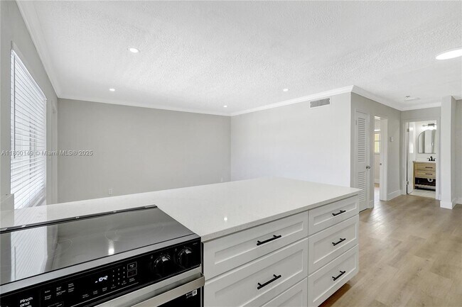Building Photo - 5450 Hollywood Blvd