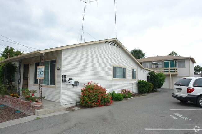 Primary Photo - 574 Hedding St