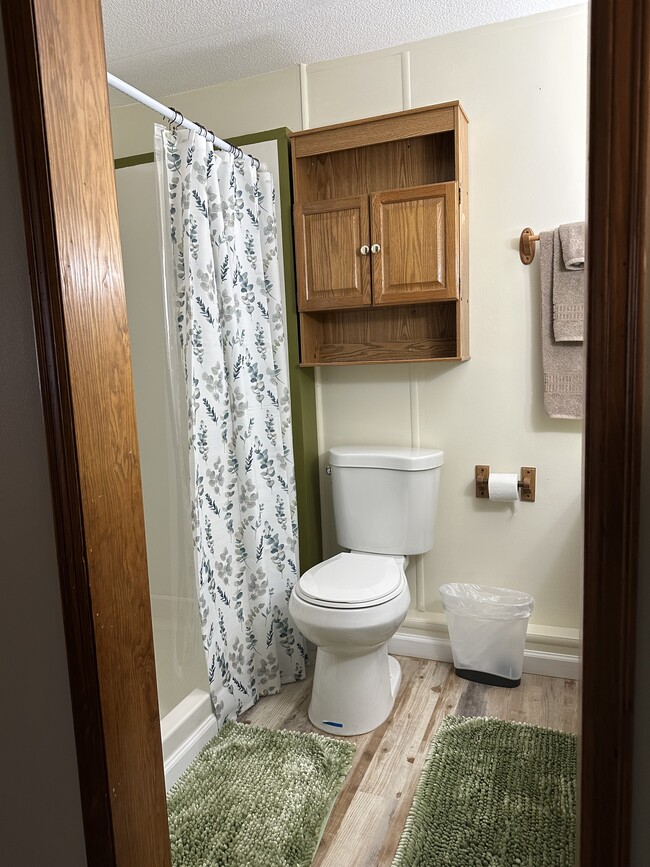 Building Photo - 712 SE Railroad Ave