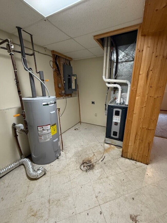 Building Photo - Large 5 bedroom home with updates in quiet neighborhood