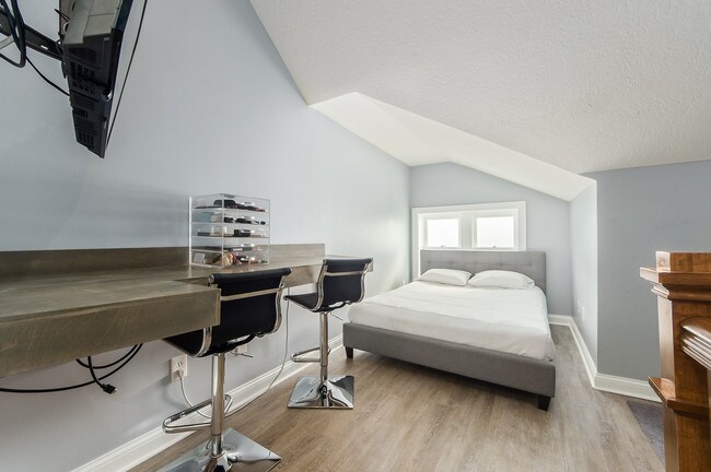 3rd Floor loft - 1141 Summit St