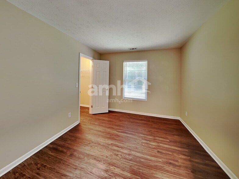 Building Photo - 3915 Little Creek Dr